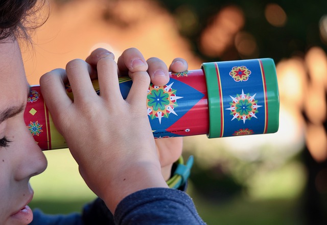 Lapsi ja kaleidoskooppi