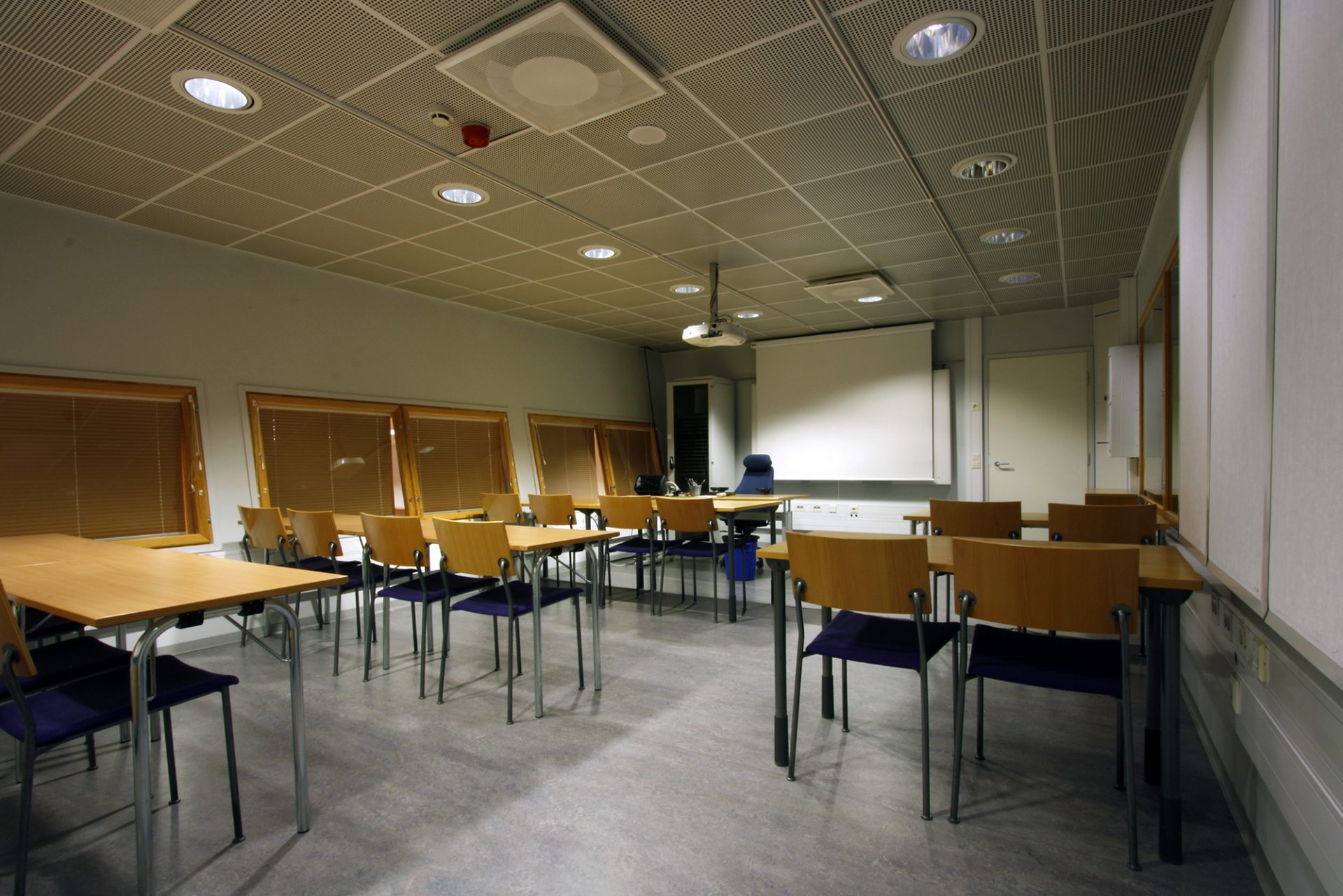 Kuvassa Akustiikan Kokoushuone Tapio valmiina kokousta varten.