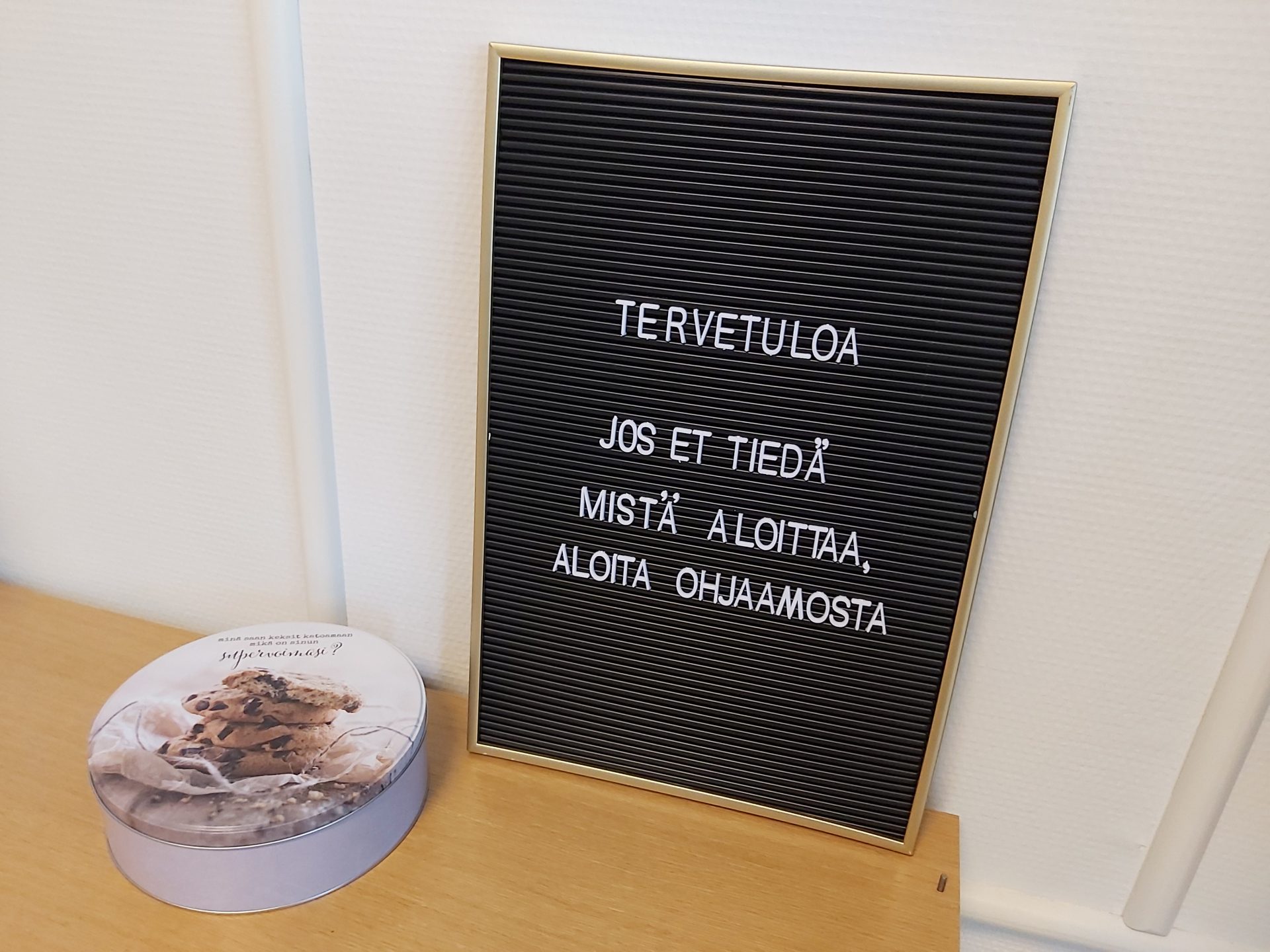 Kuvassa irtokirjaintaulu, johon on kirjoitettu: "Jos et tiedä mistä aloittaa, aloita Ohjaamosta."