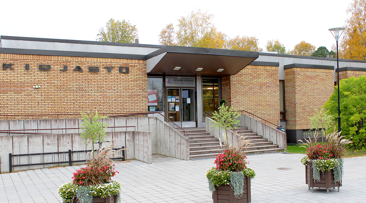 Ylivieskan kaupunginkirjaston pääsisäänkäynti