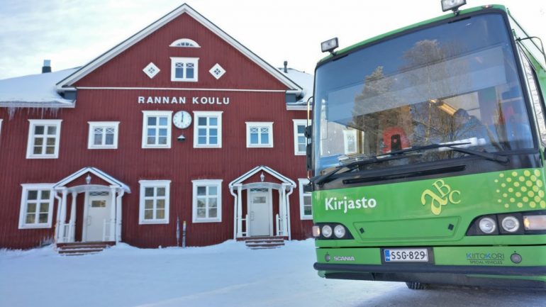 Kirjastoauto Rannan koulun edessä